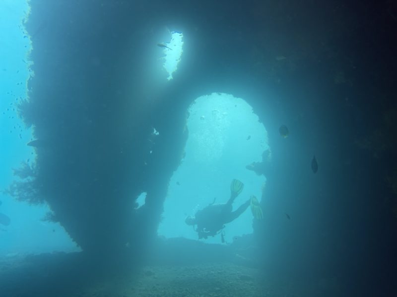 Dans l'épave USS Liberty à Tulamben